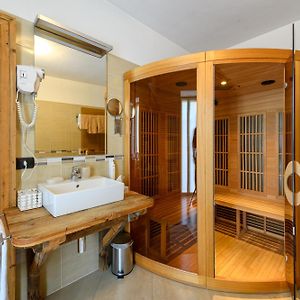 Suite classica con letto king size in edificio annesso
